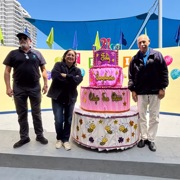 Estudiantes celebran el aniversario 21 del Colegio San Patricio.