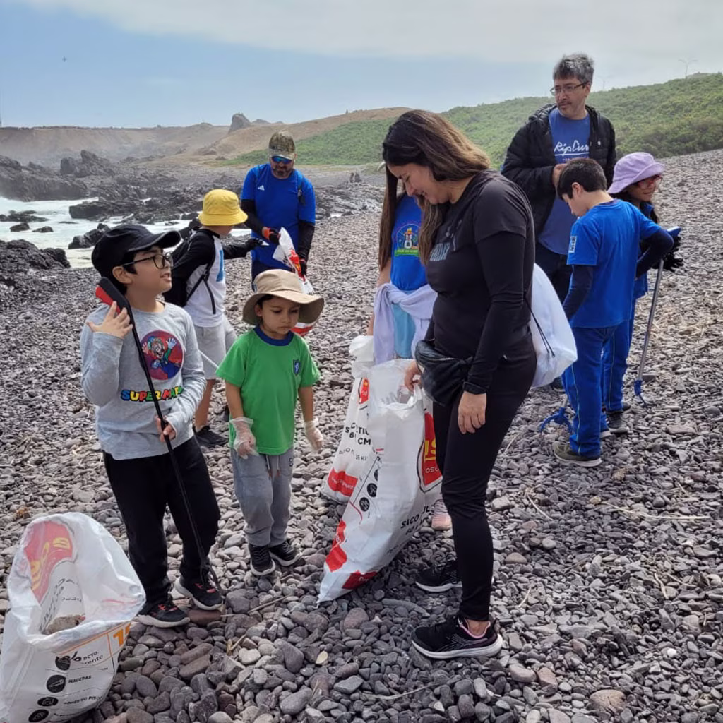 Apoderados y alumnos limpiando la aguada.