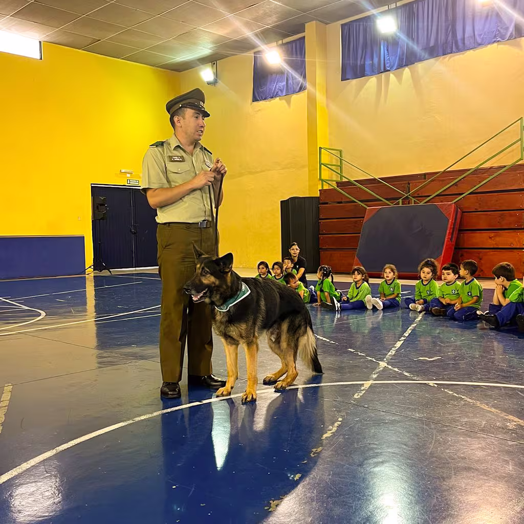 Funcionario de carabineros con perro policial Fly.