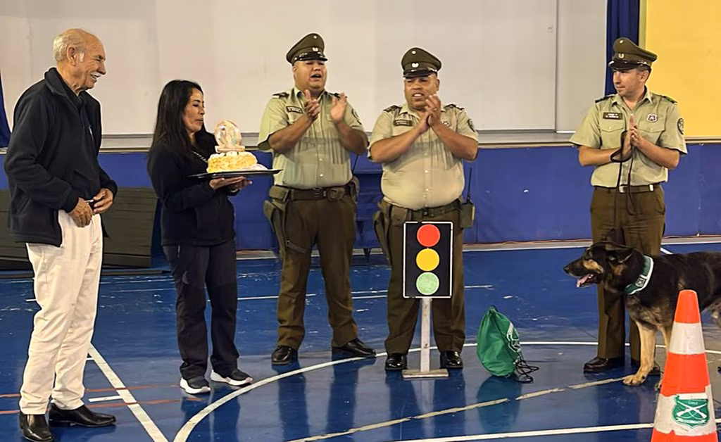 Carabineros junto al rector del colegio.