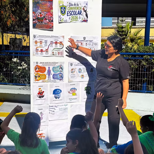 Convivencia escolar en el patio del colegio.