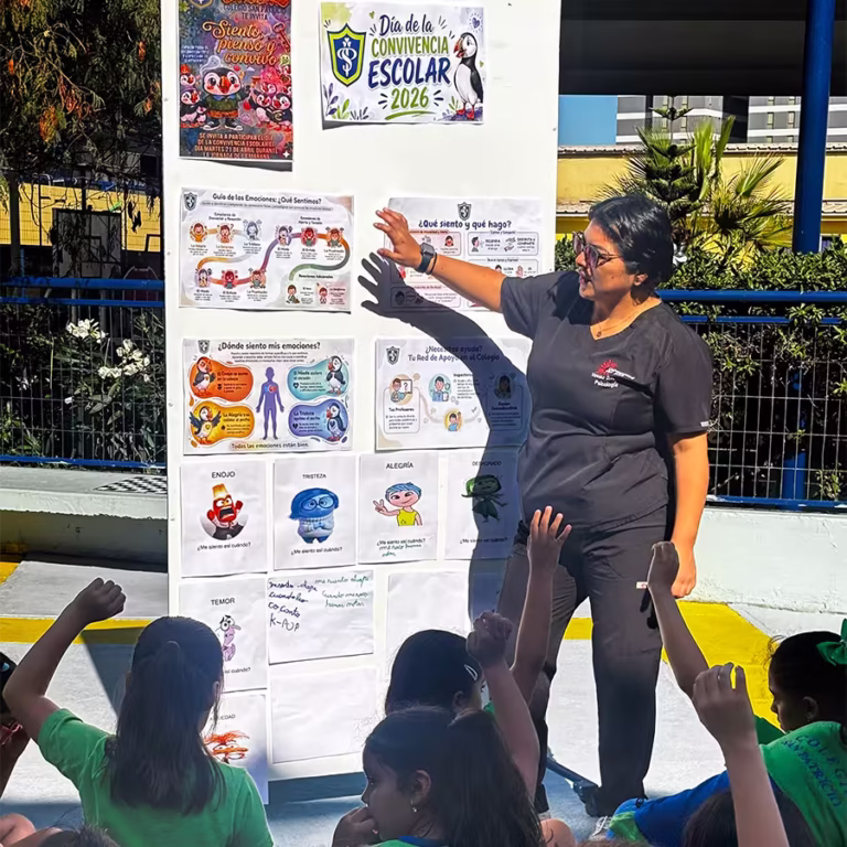 Convivencia escolar en el patio del colegio.