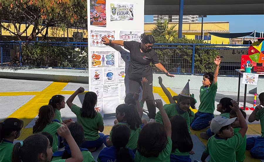 Convivencia escolar en el patio del colegio.