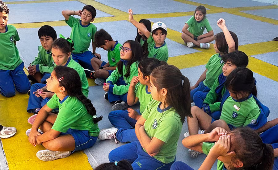 Convivencia escolar en el patio del colegio.