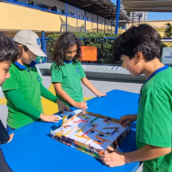 Exposición juegos matemáticos realizados por los alumnos de 5º y 6º Básico.