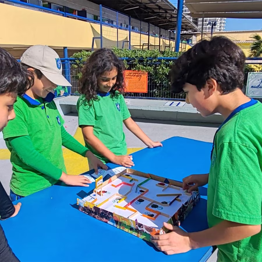 Exposición juegos matemáticos realizados por los alumnos de 5º y 6º Básico.