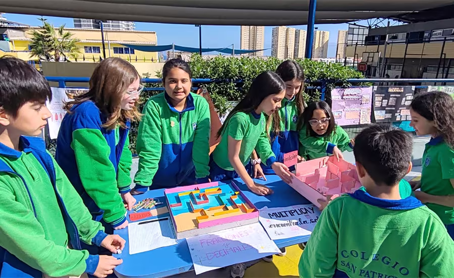 Exposición juegos matemáticos realizados por los alumnos de 5º y 6º Básico.