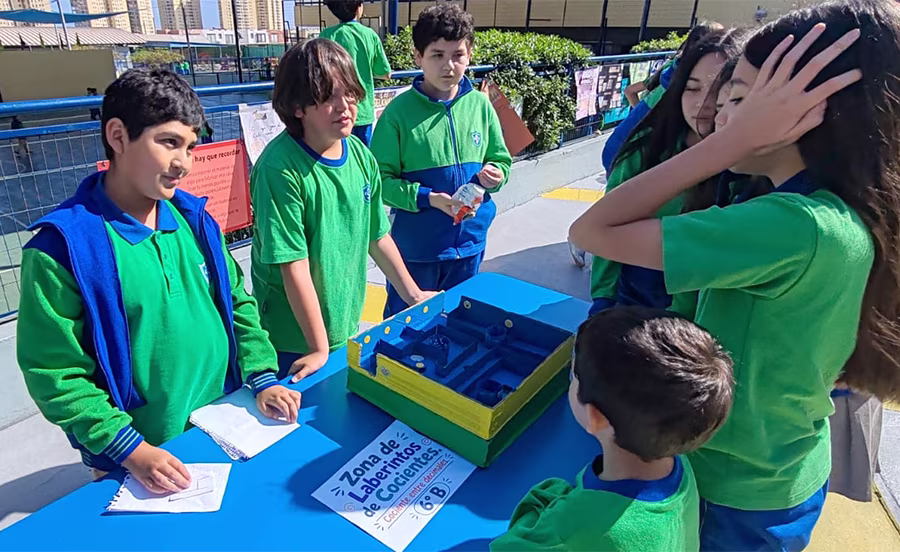 Exposición juegos matemáticos realizados por los alumnos de 5º y 6º Básico.