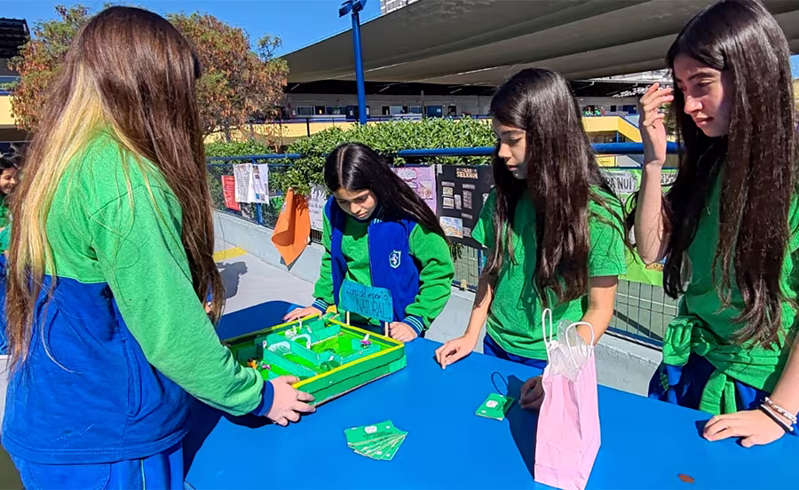 Exposición juegos matemáticos realizados por los alumnos de 5º y 6º Básico.