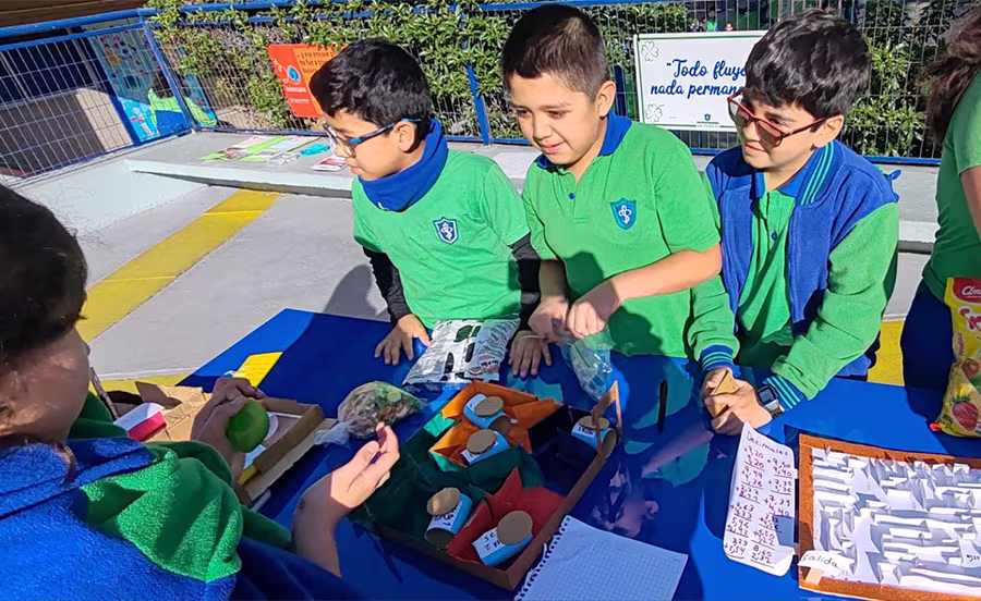 Exposición juegos matemáticos realizados por los alumnos de 5º y 6º Básico.