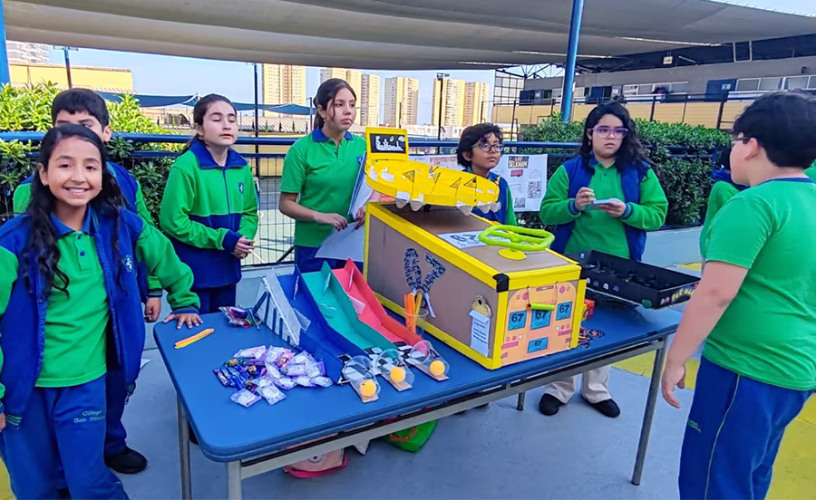 Exposición juegos matemáticos realizados por los alumnos de 5º y 6º Básico.