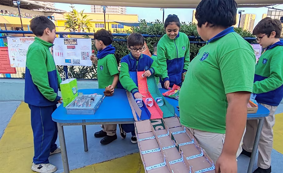 Exposición juegos matemáticos realizados por los alumnos de 5º y 6º Básico.