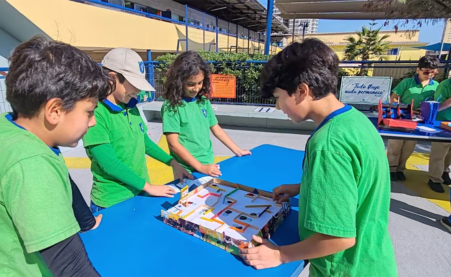 Exposición juegos matemáticos realizados por los alumnos de 5º y 6º Básico.
