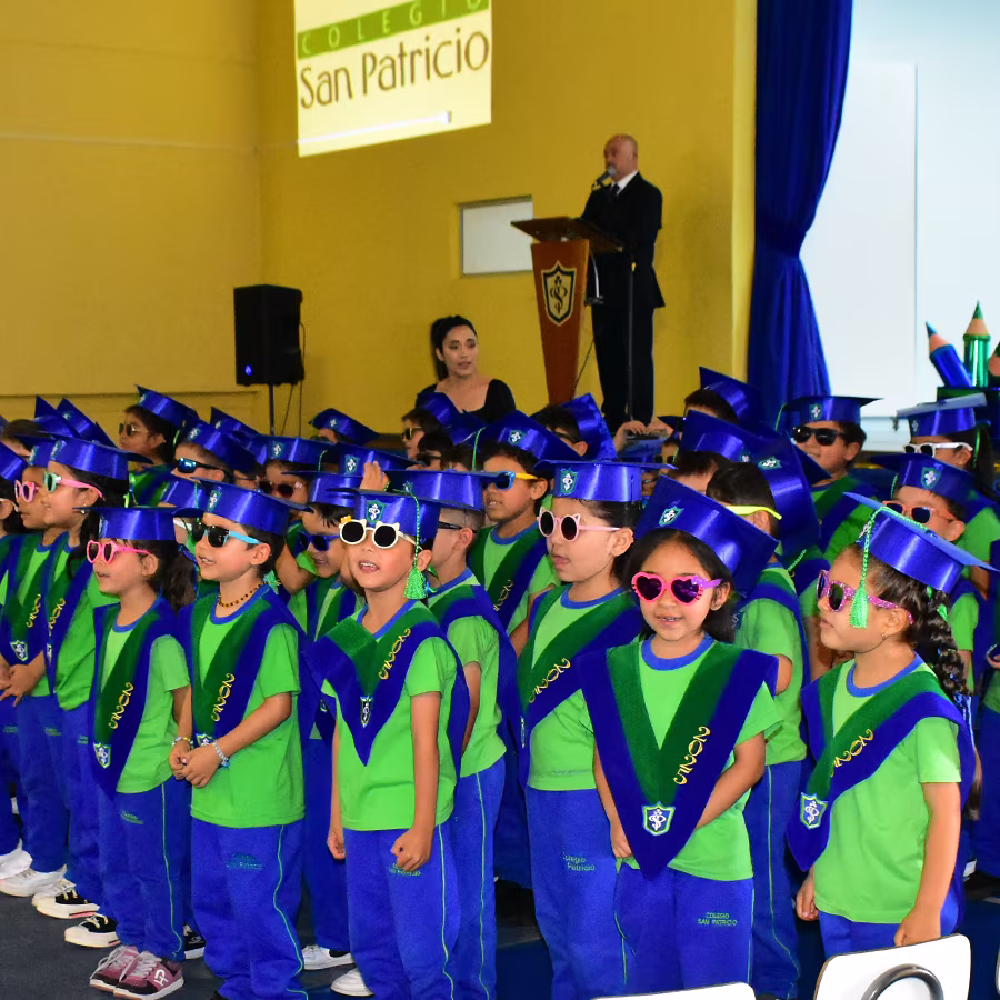 Párvulos de kínder celebran la Ceremonia Pasitos 2025 junto a sus familias.