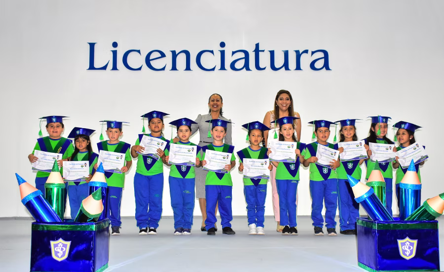 Párvulos de kínder celebran la Ceremonia Pasitos 2025 junto a sus familias.