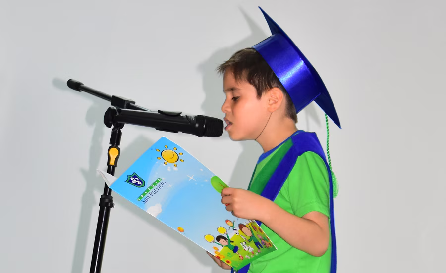 Párvulos de kínder celebran la Ceremonia Pasitos 2025 junto a sus familias.