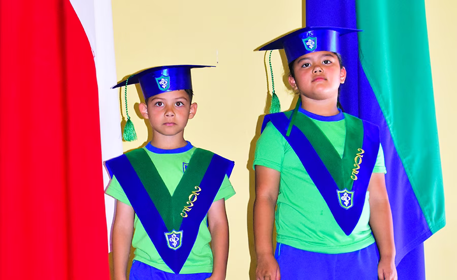 Párvulos de kínder celebran la Ceremonia Pasitos 2025 junto a sus familias.