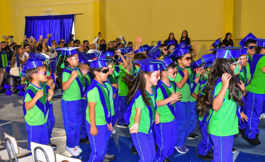 Párvulos de kínder celebran la Ceremonia Pasitos 2025 junto a sus familias.