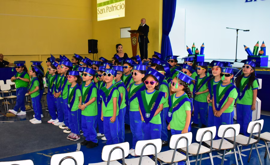 Párvulos de kínder celebran la Ceremonia Pasitos 2025 junto a sus familias.