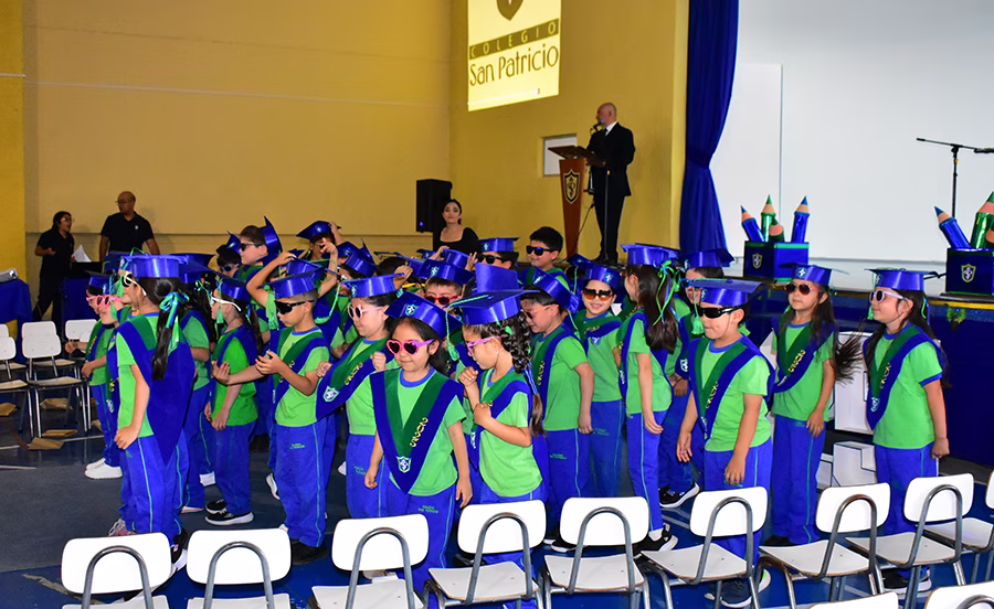 Párvulos de kínder celebran la Ceremonia Pasitos 2025 junto a sus familias.