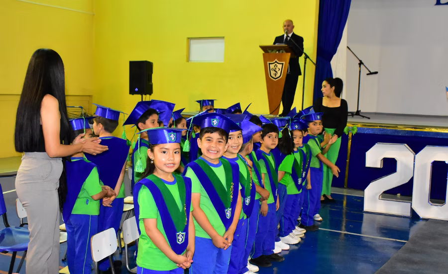 Párvulos de kínder celebran la Ceremonia Pasitos 2025 junto a sus familias.