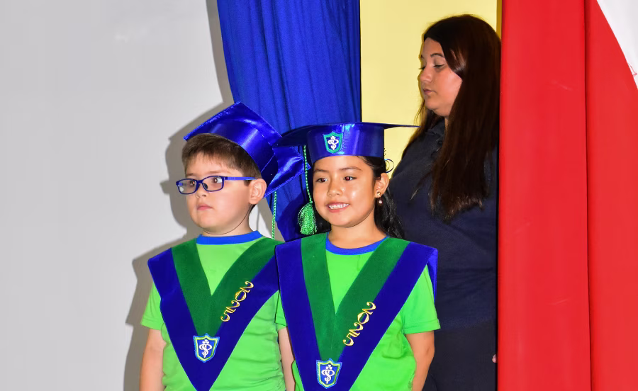 Párvulos de kínder celebran la Ceremonia Pasitos 2025 junto a sus familias.