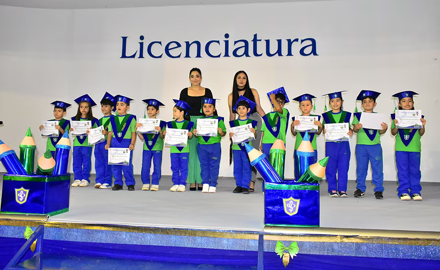 Párvulos de kínder celebran la Ceremonia Pasitos 2025 junto a sus familias.