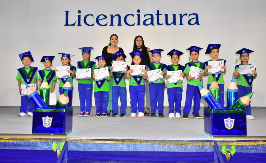 Párvulos de kínder celebran la Ceremonia Pasitos 2025 junto a sus familias.