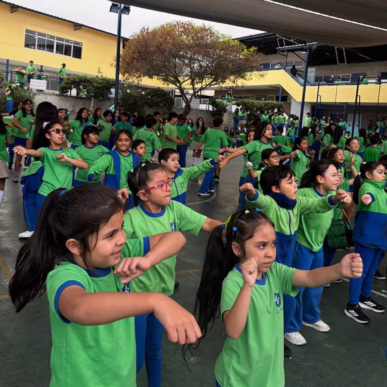 Estudiantes del Colegio San Patricio participando en circuitos de motricidad, bailes y deportes en la semana de la actividad Física, Antofagasta.