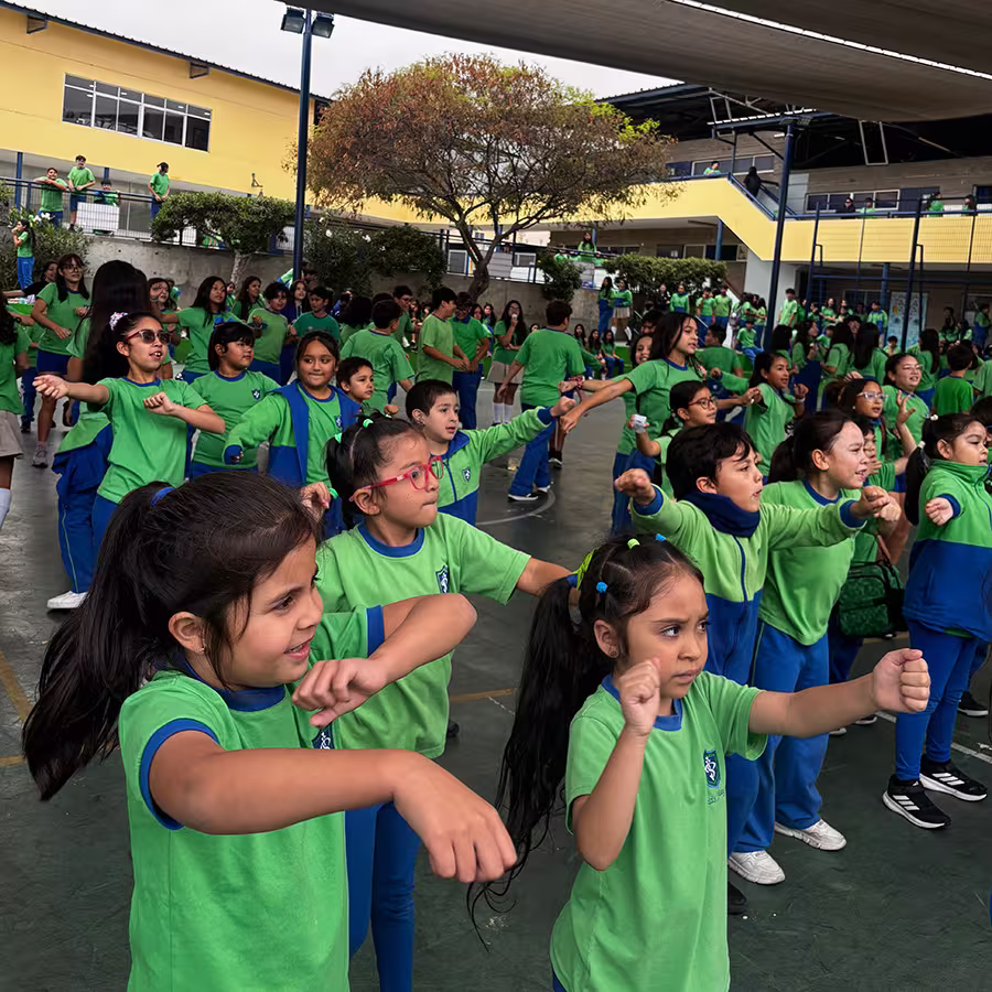 Estudiantes del Colegio San Patricio participando en circuitos de motricidad, bailes y deportes en la semana de la actividad Física, Antofagasta.