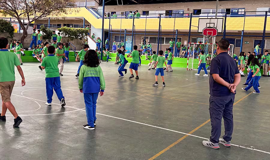 Alumnos jugando en la semana de la actividad física.