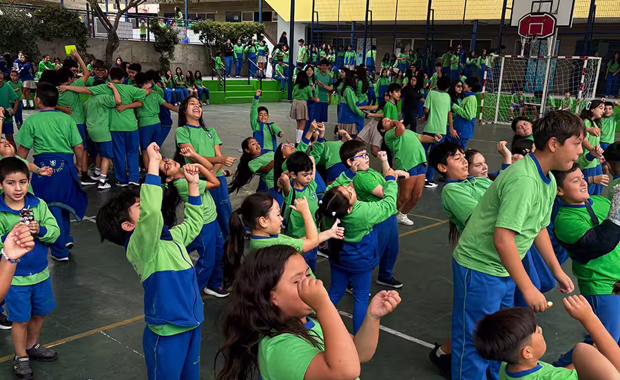 Alumnos jugando en la semana de la actividad física.