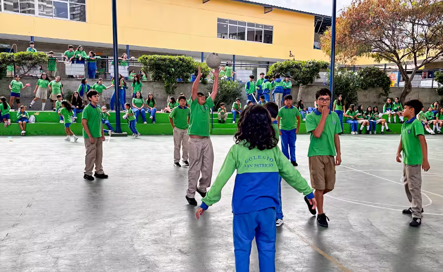 Alumnos jugando en la semana de la actividad física.
