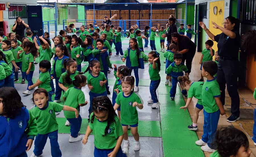 Alumnos jugando en la semana de la actividad física.