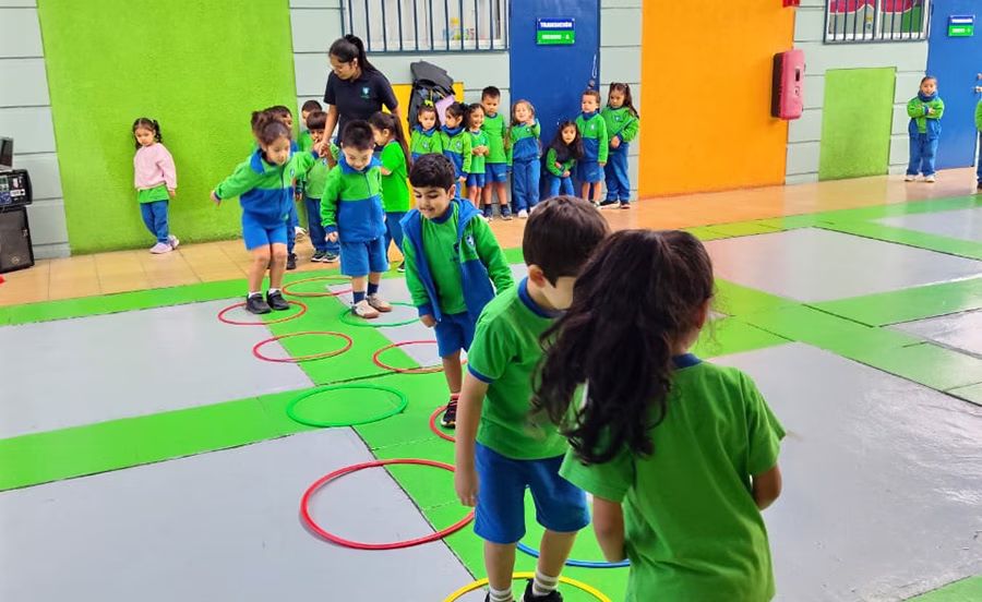 Alumnos jugando en la semana de la actividad física.